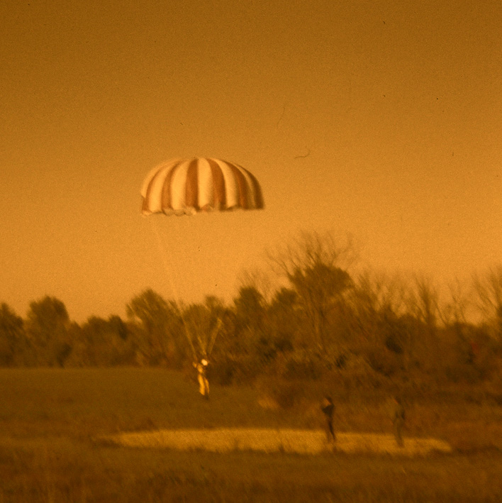Parachuter